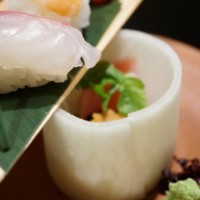 ちっちゃなお寿司をずらすと、下にはトロ