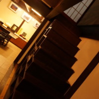 この階段をあがって