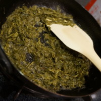 お茶がらをごま油で炒め