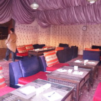 お食事はこんなテントで