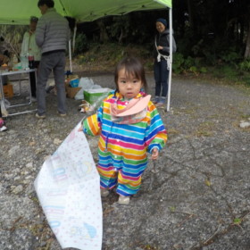 後ろのお母さんと声援