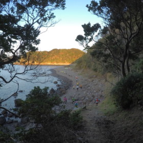 弓ヶ浜にむかう、がれ岩海岸