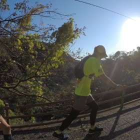 きつい勾配。みんな 歩く・・・