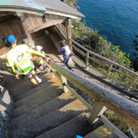 急な階段を降りると、石室神社(いろうじんじゃ)
