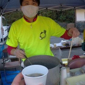 ほかにも、りんごワイン煮、五目おにぎり、卵焼き、そして熱々の 豚汁