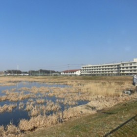 受付の東国分中学校。手前は調整池