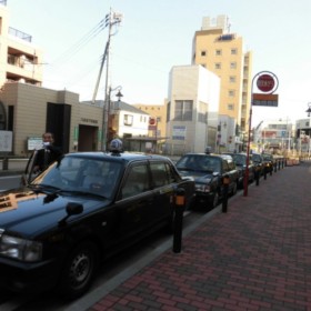 本八幡駅にならぶ、TAXI配車